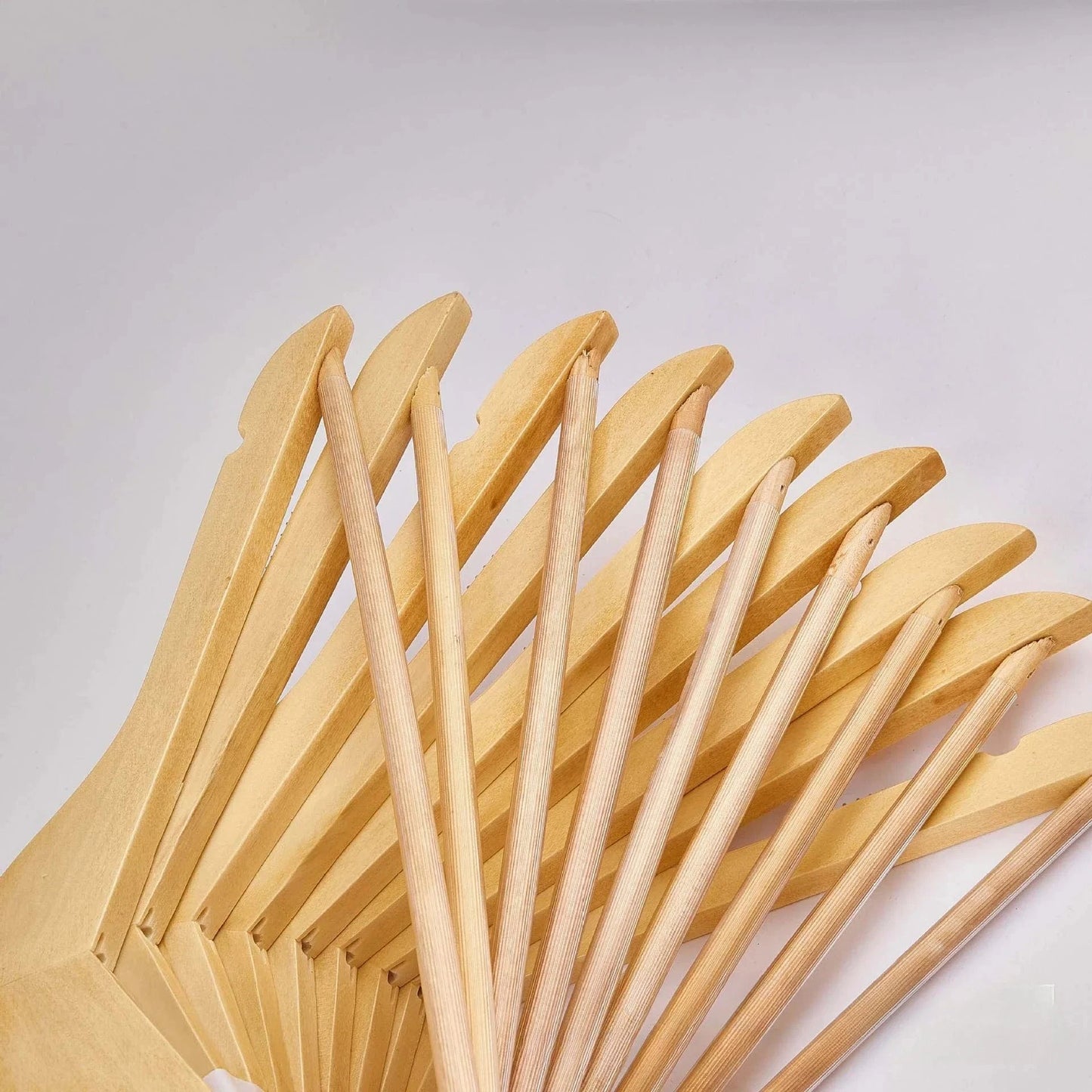 Cintres en Bois Naturel – Sublimez Votre Dressing | Cintrélia