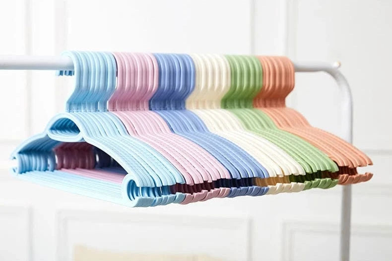 Cintre multifonction maison – Plastique solide | Cintrélia