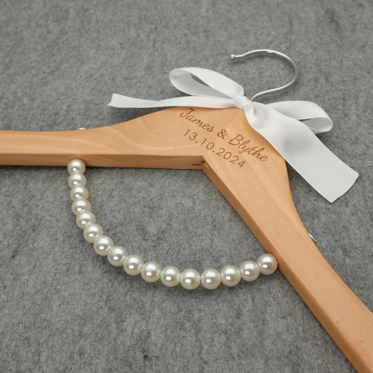 Cintre Personnalisé pour Mariage | Cintrélia