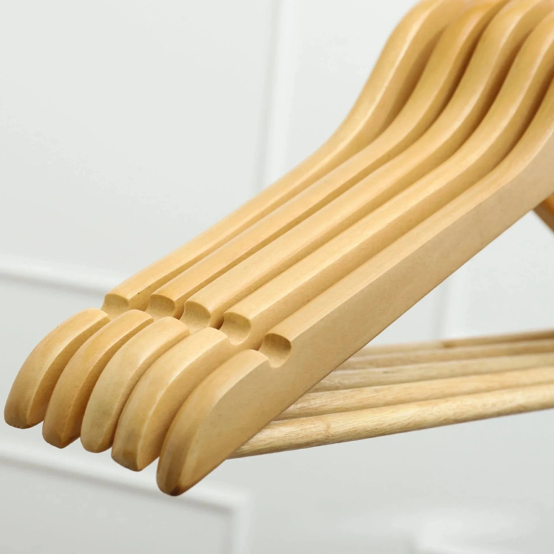 Cintres en Bois Naturel – Sublimez Votre Dressing | Cintrélia